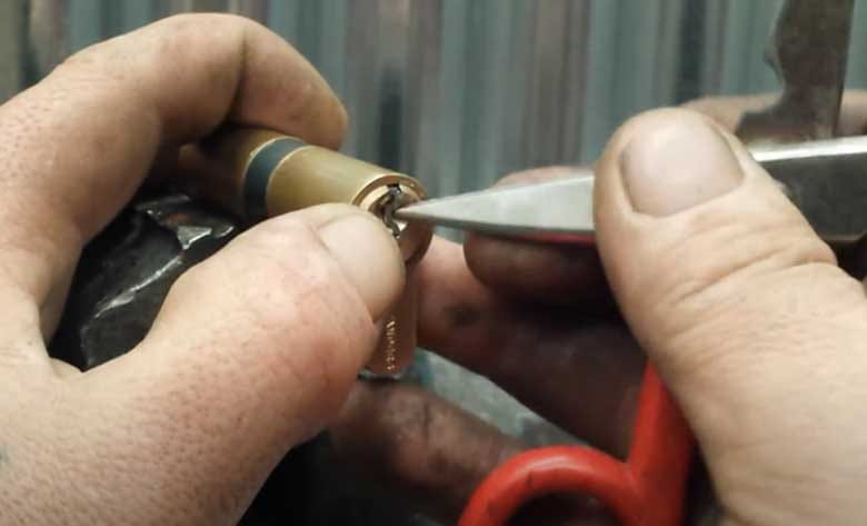 Dùng kéo để gắp chìa khóa bị gãy