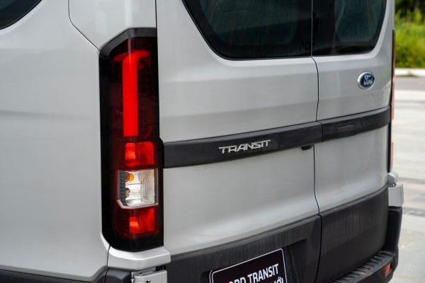 Đuôi xe Ford Transit mở cửa