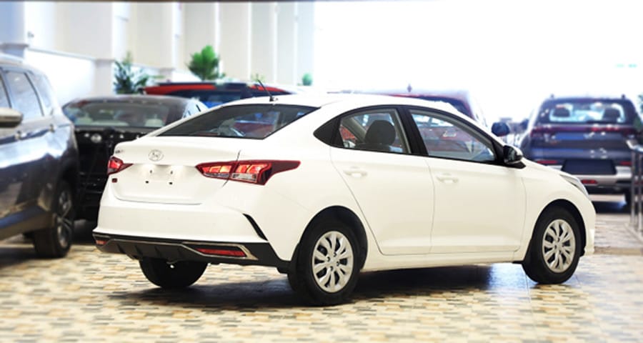 Đuôi xe Hyundai Accent 2023 với bộ khuếch tán giả và cụm đèn hậu hài hòa, tạo nên vẻ đẹp năng động cho mẫu Hyundai Accent