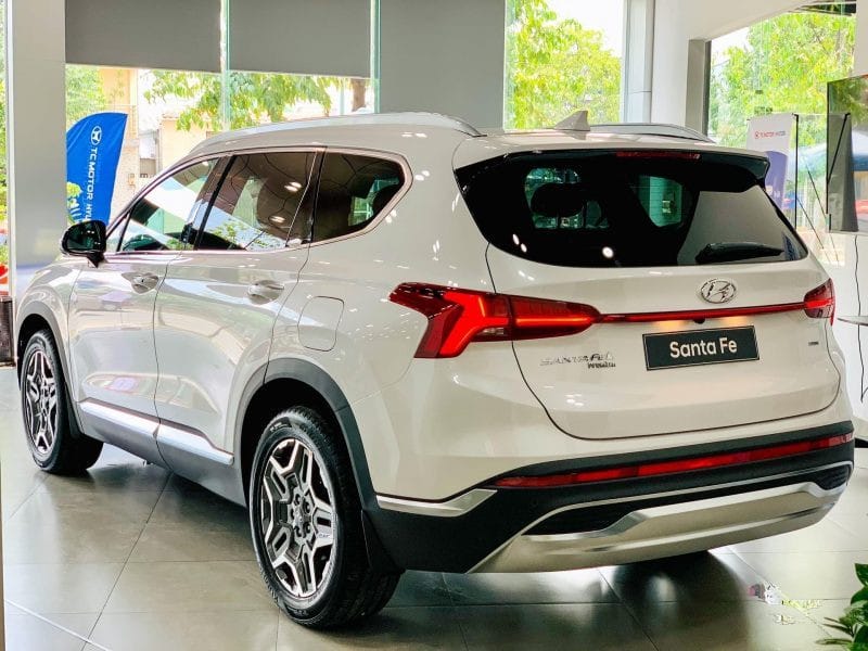 Đuôi xe Hyundai SantaFe 2024 với dải đèn LED chạy ngang, thiết kế hiện đại, góp phần định hình giá xe SantaFe 2024 trên thị trường.