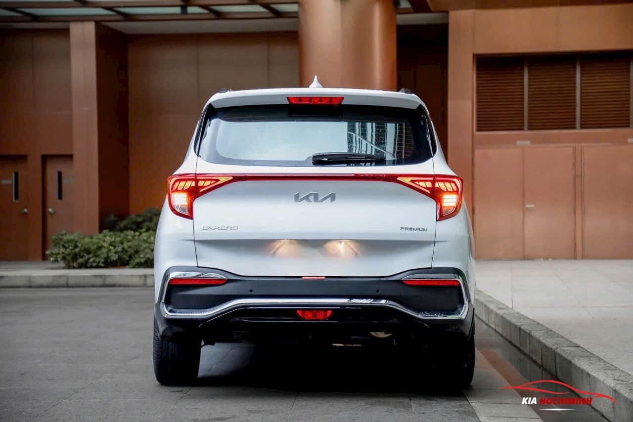 Đuôi xe Kia Carens 2025 vuông vức với cụm đèn hậu LED độc đáo