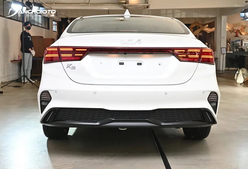 Đuôi xe Kia K3 với cụm đèn hậu LED đồ họa mới, tinh tế và hiện đại.