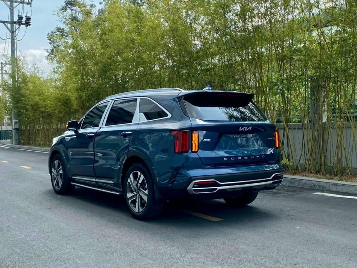 Đuôi xe Kia Sorento 5 chỗ với cụm đèn hậu LED dọc và ốp cản sau cứng cáp