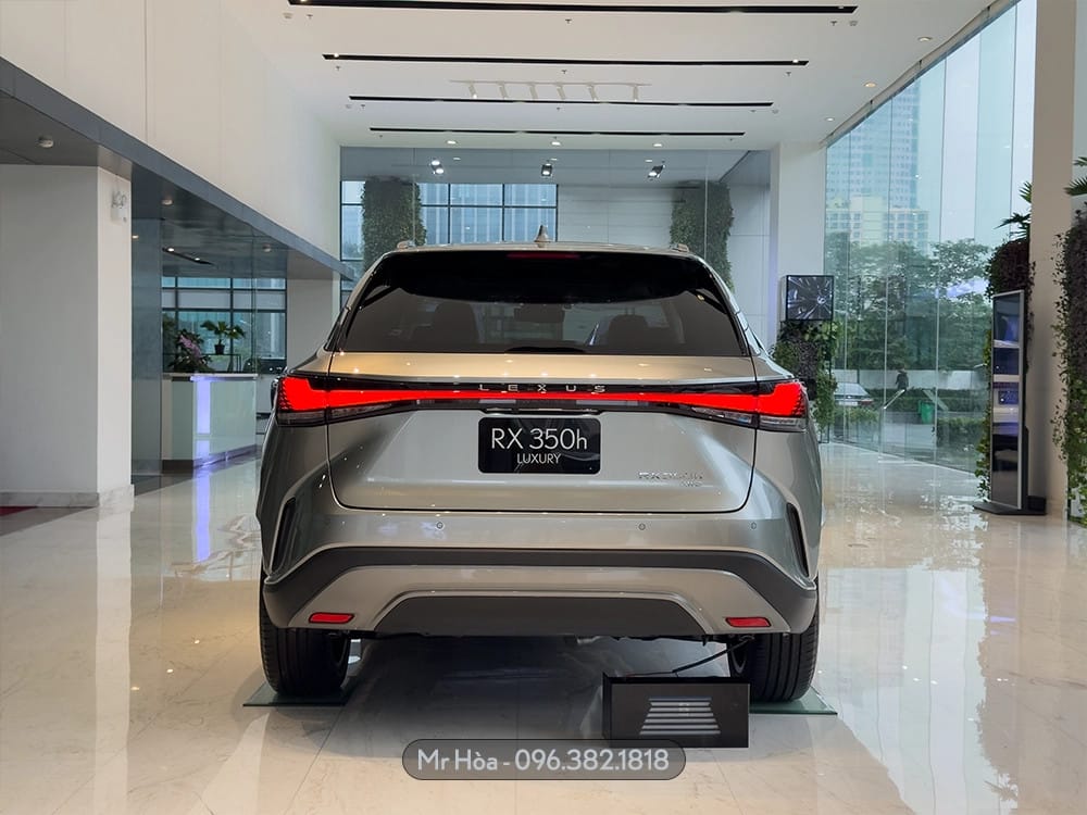Đuôi xe Lexus RX 350 với đèn hậu LED liền mạch