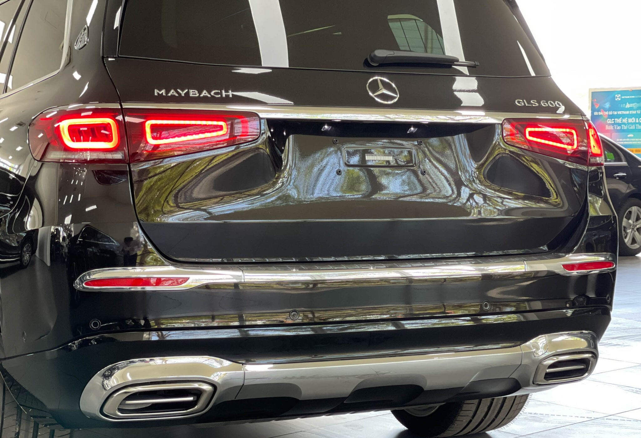 Đuôi xe Maybach GLS 600 với ống xả kép và cụm đèn hậu LED