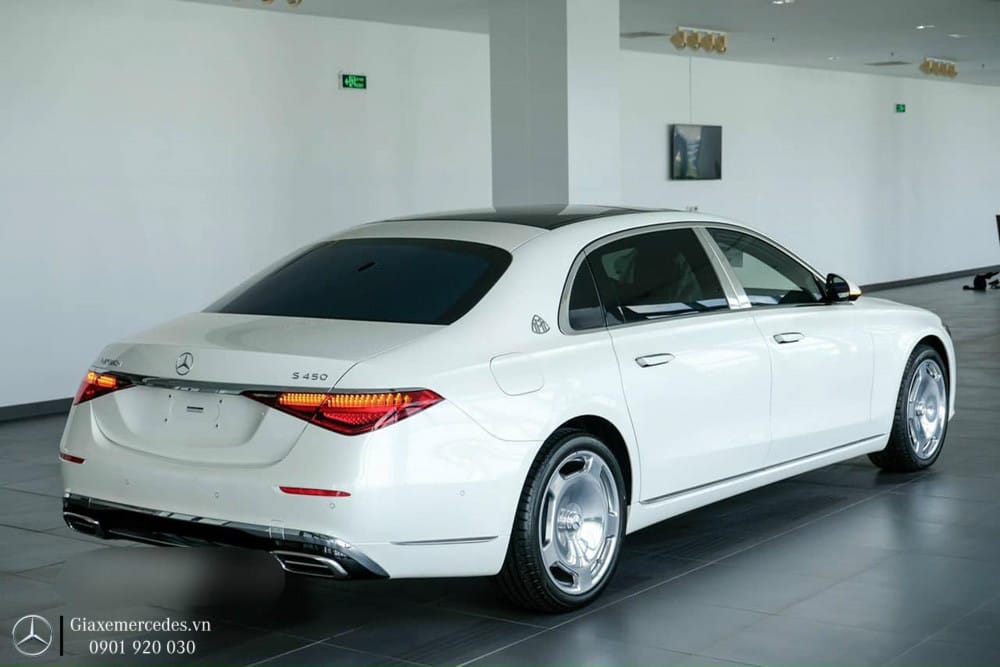 Đuôi xe Maybach S450 với cụm đèn hậu hiệu ứng Stardust-Effect