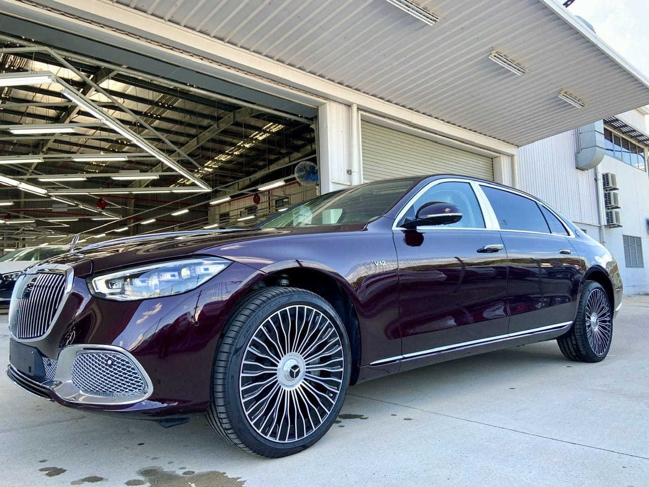 Đuôi xe Maybach S650 với cụm đèn hậu LED tinh xảo hiệu ứng ánh sao và ống xả kép mạ chrome, tạo vẻ đẹp hài hòa và quyền lực.