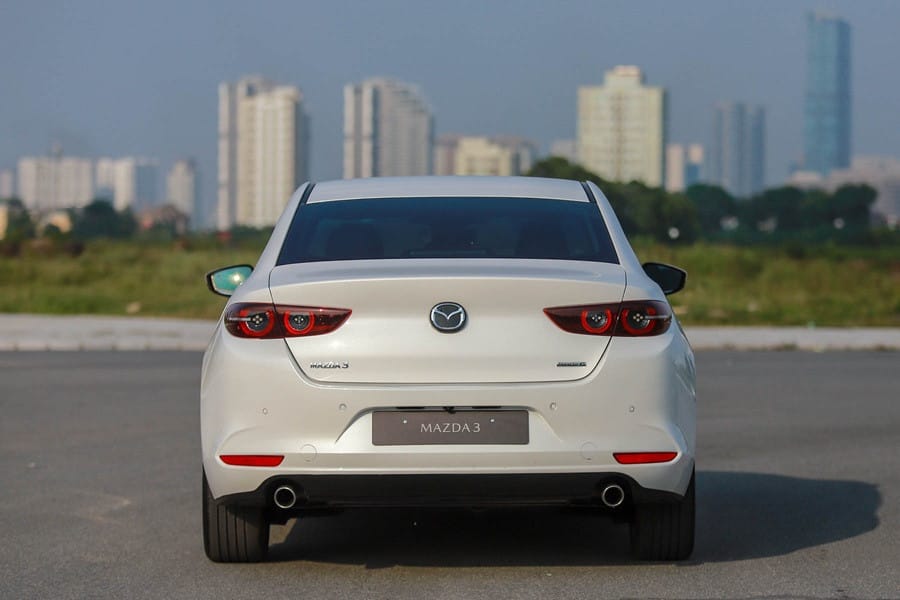 Đuôi xe Mazda 3 màu đỏ