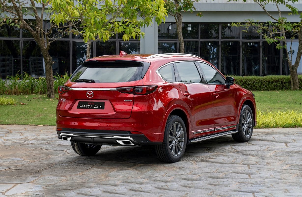 Đuôi xe **Mazda CX-8** với ống xả kép thể thao