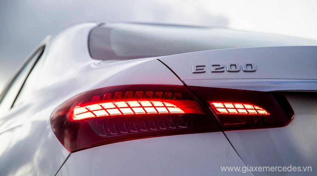 Đuôi xe Mec E200 Exclusive với đèn hậu LED
