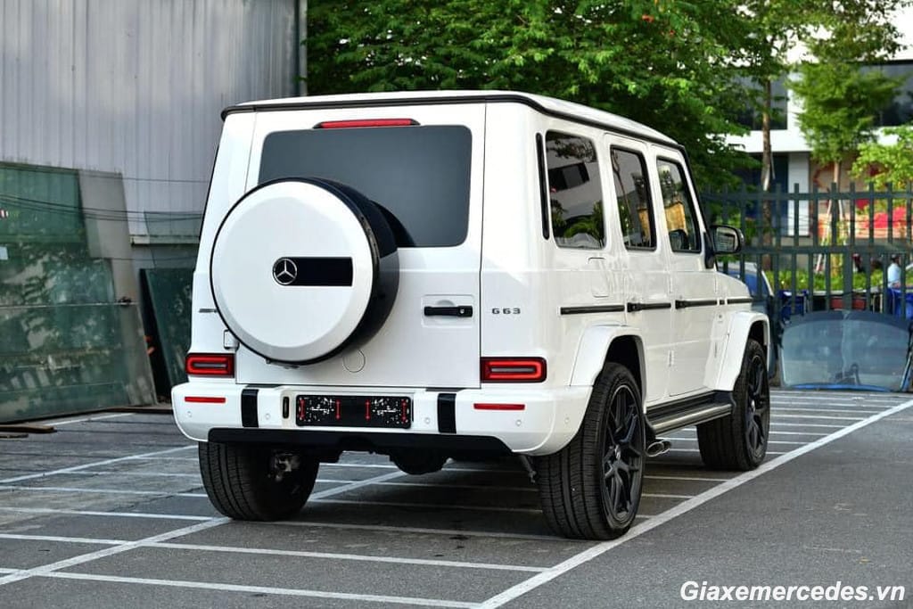 Đuôi xe Mercedes-Benz G63 AMG với bánh dự phòng đặc trưng