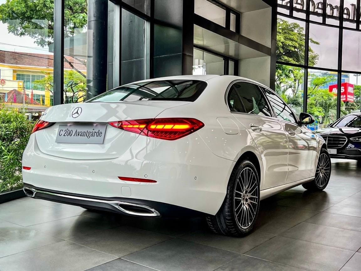 Đuôi xe Mercedes C200 Avantgarde lịch lãm