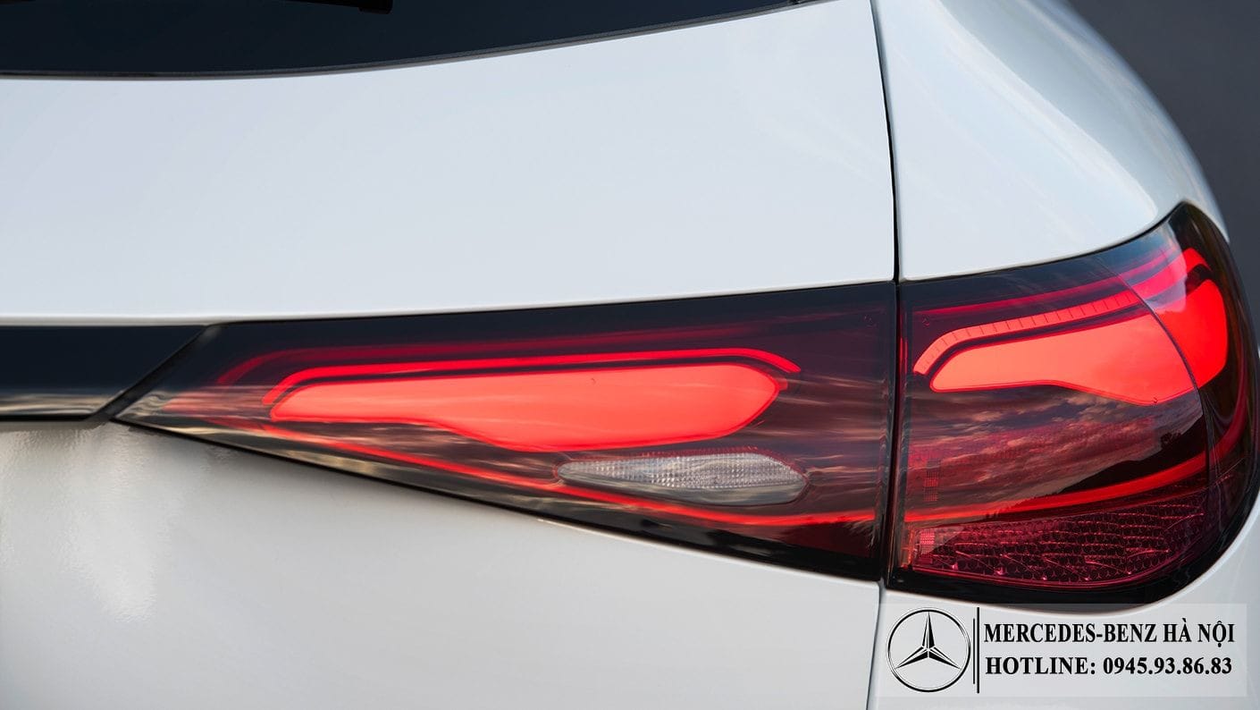 Đuôi xe Mercedes GLC 300 4Matic 2025 với đèn hậu LED