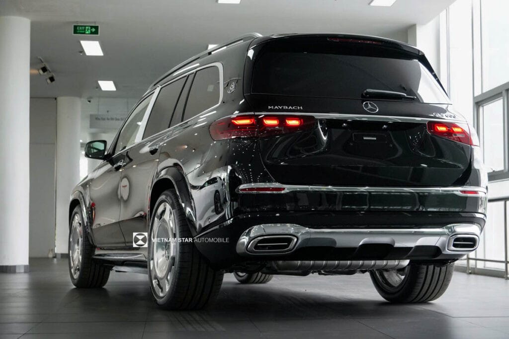 Đuôi xe Mercedes Maybach GLS 600 4Matic với đèn hậu LED 3 khối ngang đặc trưng