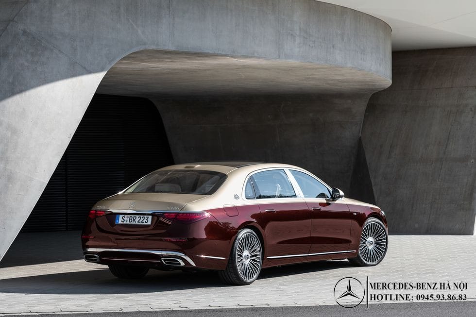 Đuôi xe Mercedes-Maybach S680 4MATIC với cụm đèn hậu hình thoi sắc sảo và ống xả kép mạ chrome, tăng vẻ sang trọng và hiện đại.