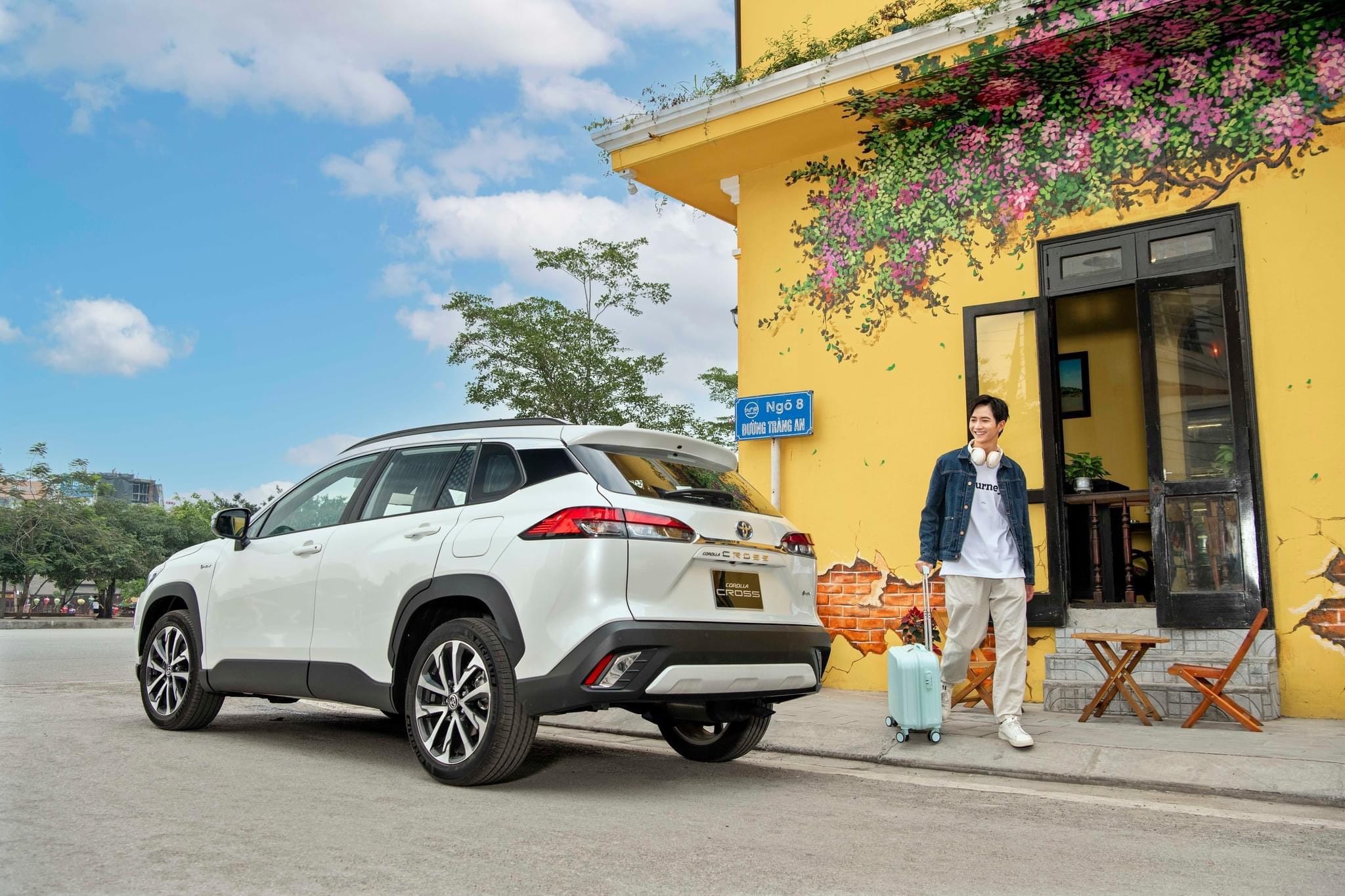 Đuôi xe Toyota Corolla Cross 2025 với đèn hậu LED và thiết kế cao ráo