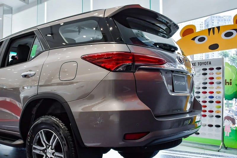 Đuôi xe Toyota Fortuner với đèn hậu LED và cản sau thể thao