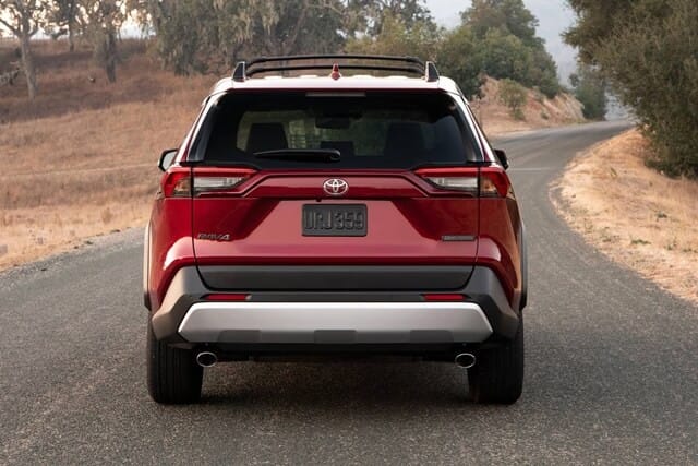 Đuôi xe Toyota RAV4 với thiết kế mạnh mẽ, cứng cáp
