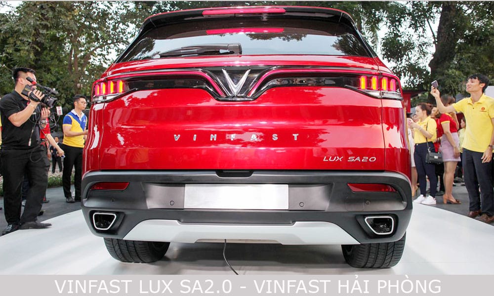 Đuôi xe VinFast Lux A2.0 Turbo 7 chỗ với đèn hậu LED đặc trưng