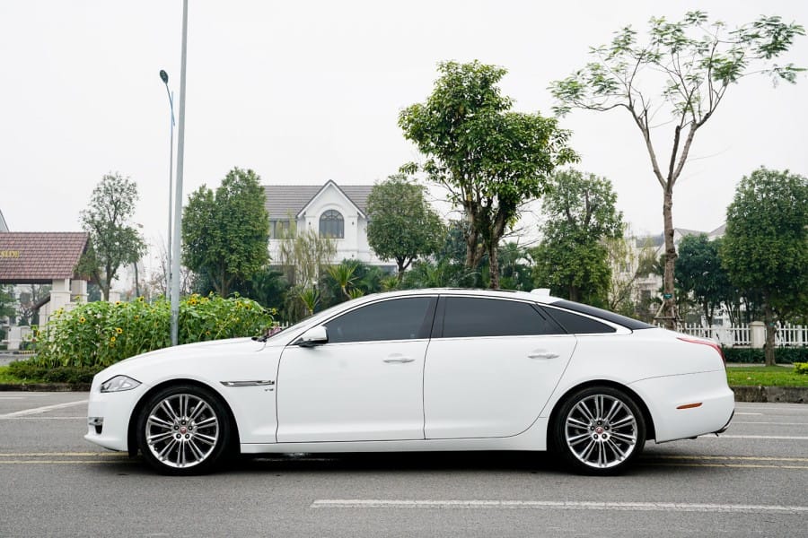 Đường nét thân xe của Jaguar XJL