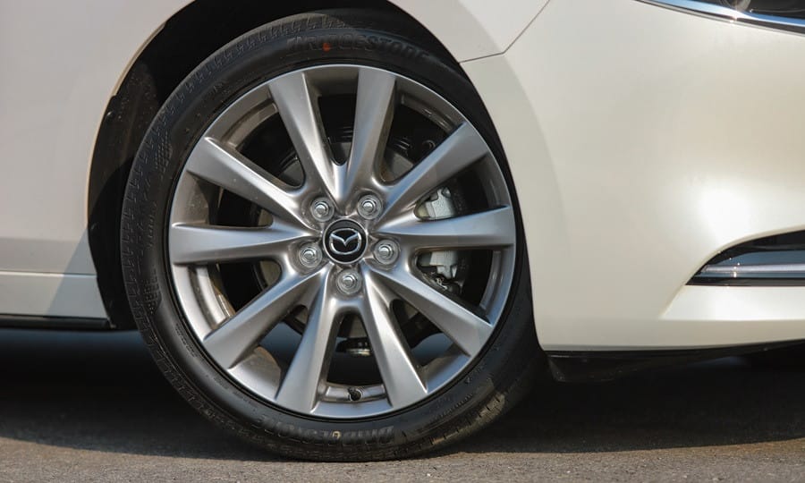 Đường nét thiết kế thân xe ô tô Mazda 3