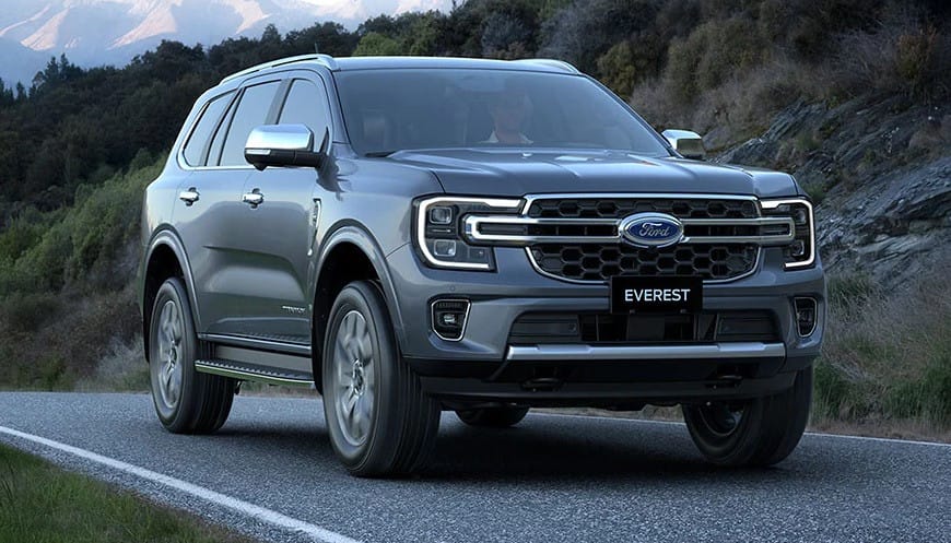Ford Everest Titanium màu bạc với thiết kế ngoại thất mạnh mẽ
