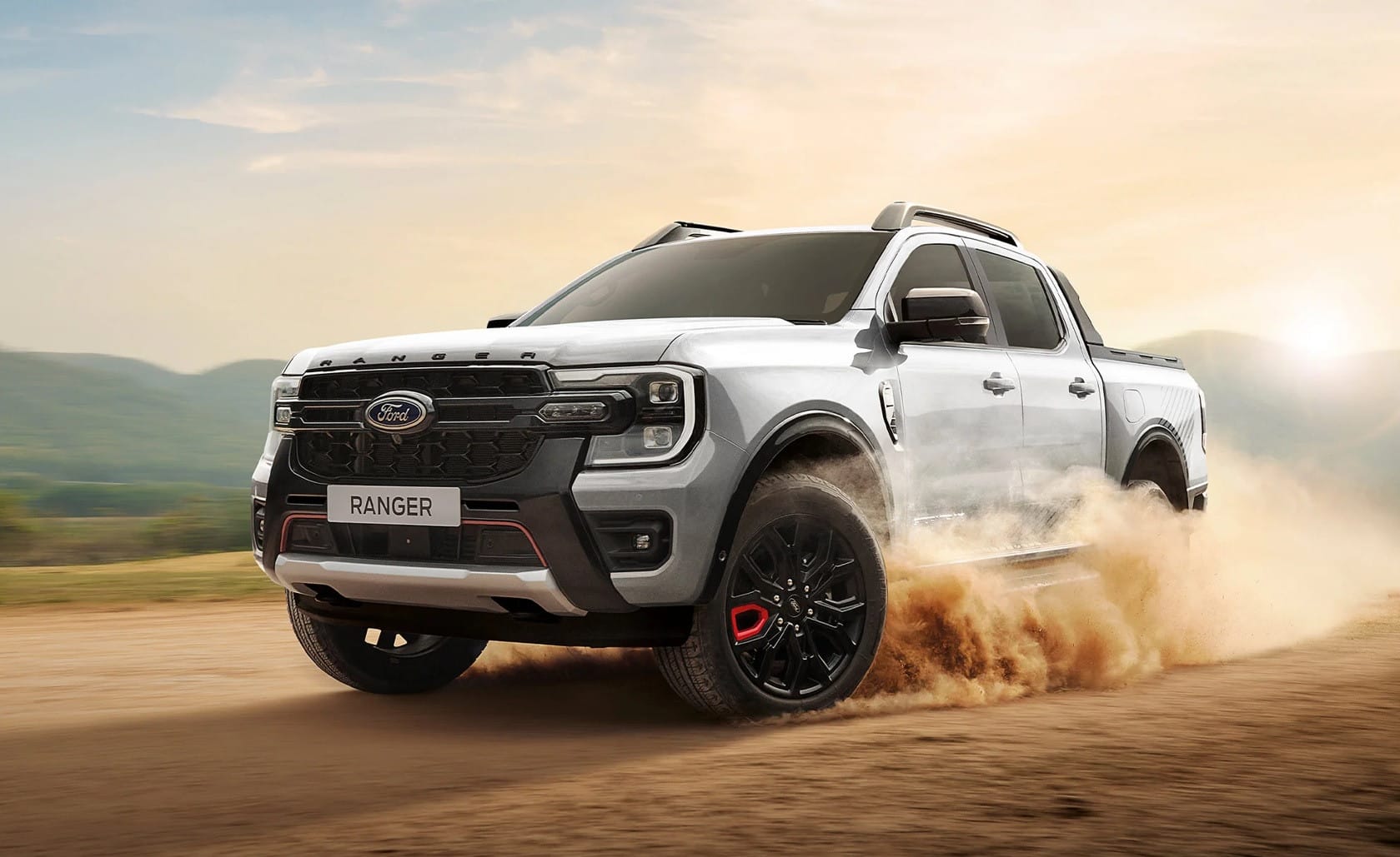 Ford Ranger StormTrak màu xám mạnh mẽ trên đường phố