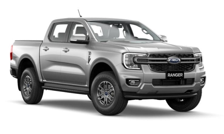 Ford Ranger XLS 4x2 AT màu bạc thanh lịch di chuyển trên đường