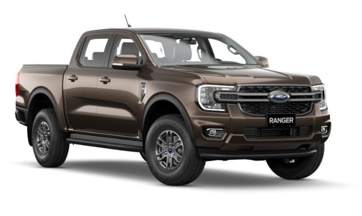 Ford Ranger XLS 4x4 AT màu nâu đất mạnh mẽ trên con đường mòn