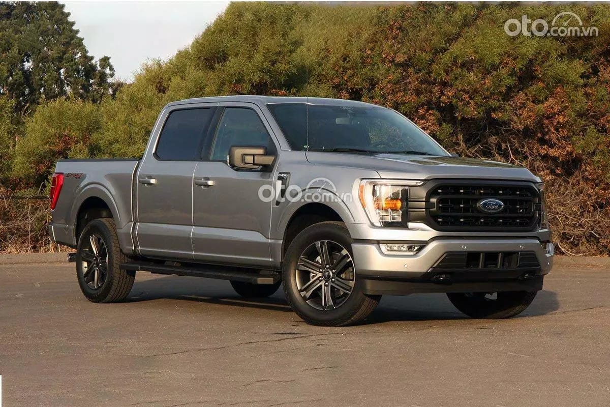 Ford Raptor F150 màu xám trên địa hình đồi núi