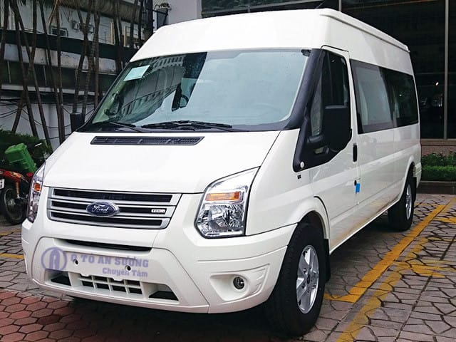 Ford Transit 16 chỗ đậu bên đường, tìm hiểu về giá xe 16 chỗ