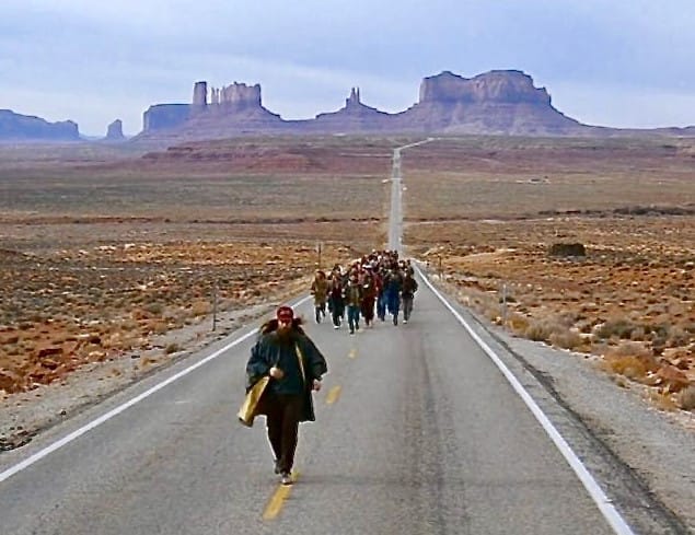 Forrest Gump chạy hàng nghìn dặm, minh họa cho việc chuyển đổi khoảng cách từ dặm sang kilomet
