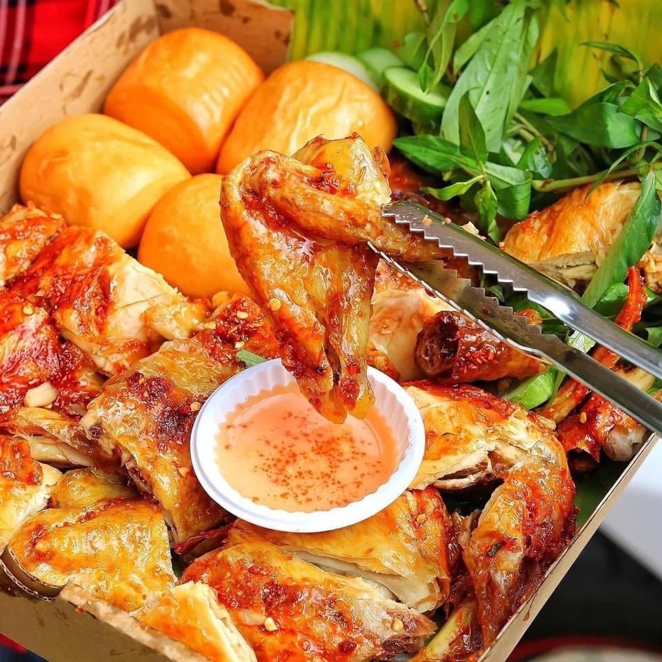 Gà nướng muối ớt vàng ươm tại Quán Gà Nướng 6 Gà, một trong những quán ăn ngon Bình Dương