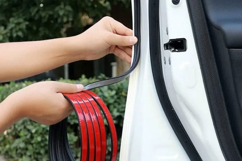 Gắn gioăng cao su chống ồn cho cửa xe