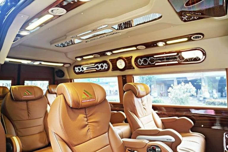 Ghế điều chỉnh linh hoạt trên xe limousine Huy Hoàng cho chuyến đi nhanh chóng