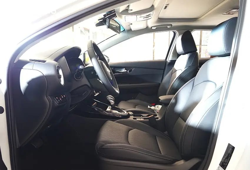 Ghế lái Kia K3 tích hợp chức năng nhớ vị trí, sưởi và làm mát.