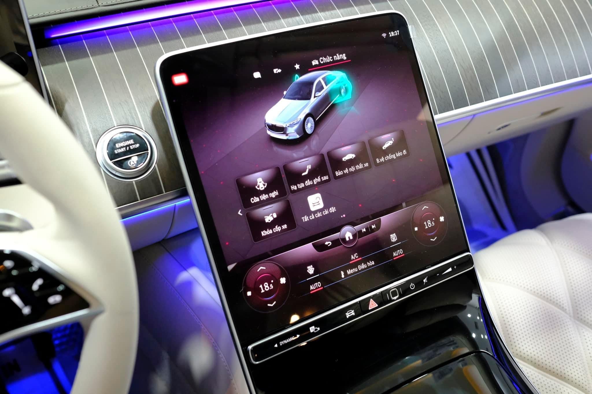 Ghế massage cao cấp và bọc da thủ công tinh xảo trong nội thất của Maybach S650, mang đến sự thư giãn tuyệt đối cho hành trình.