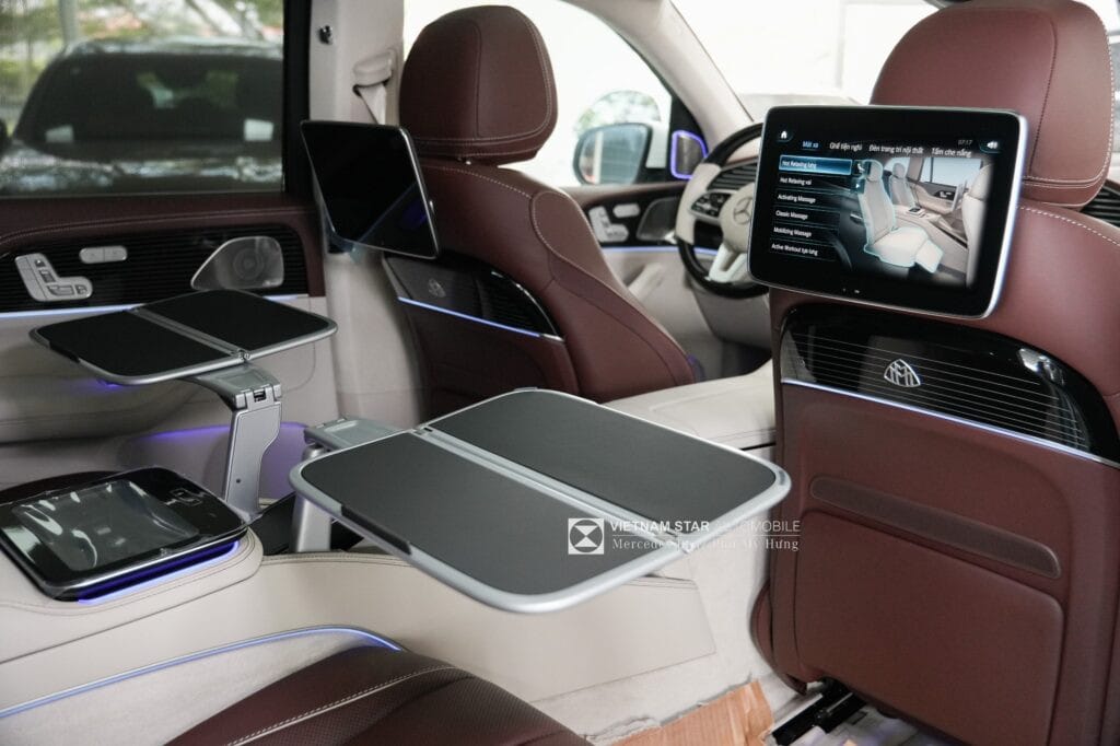 Ghế massage và bàn làm việc gập gọn tiện lợi tại hàng ghế sau của Maybach GLS 480