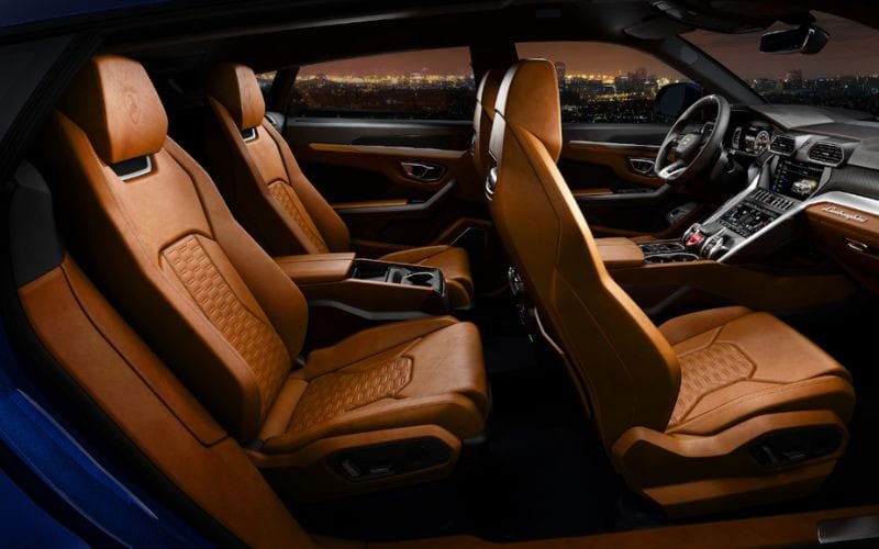 Ghế ngồi bọc da cao cấp của Lamborghini Urus, thiết kế ôm sát và tiện nghi cho người lái.