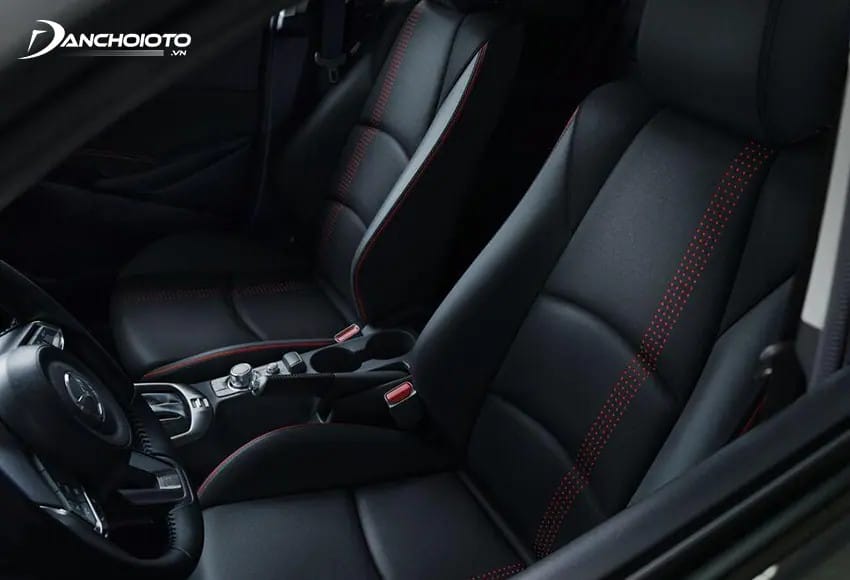 Ghế ngồi bọc da cao cấp của Mazda 2 Luxury và Premium, mang lại sự thoải mái