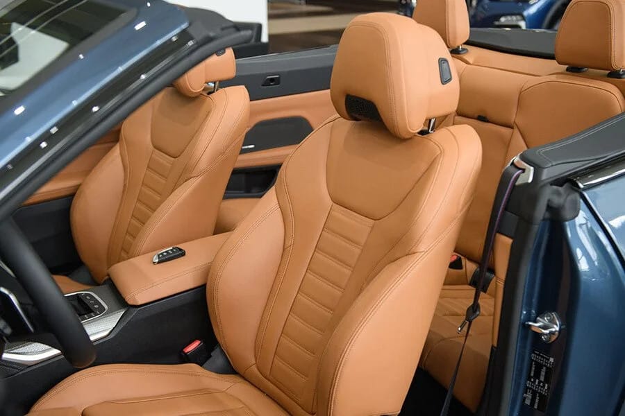 Ghế ngồi thể thao bọc da Sensatec cao cấp ôm sát người lái và hành khách trên xe BMW 430i mui trần.