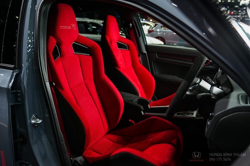 Ghế thể thao bọc da đỏ đen dành cho người lái trên Civic Type R 2023