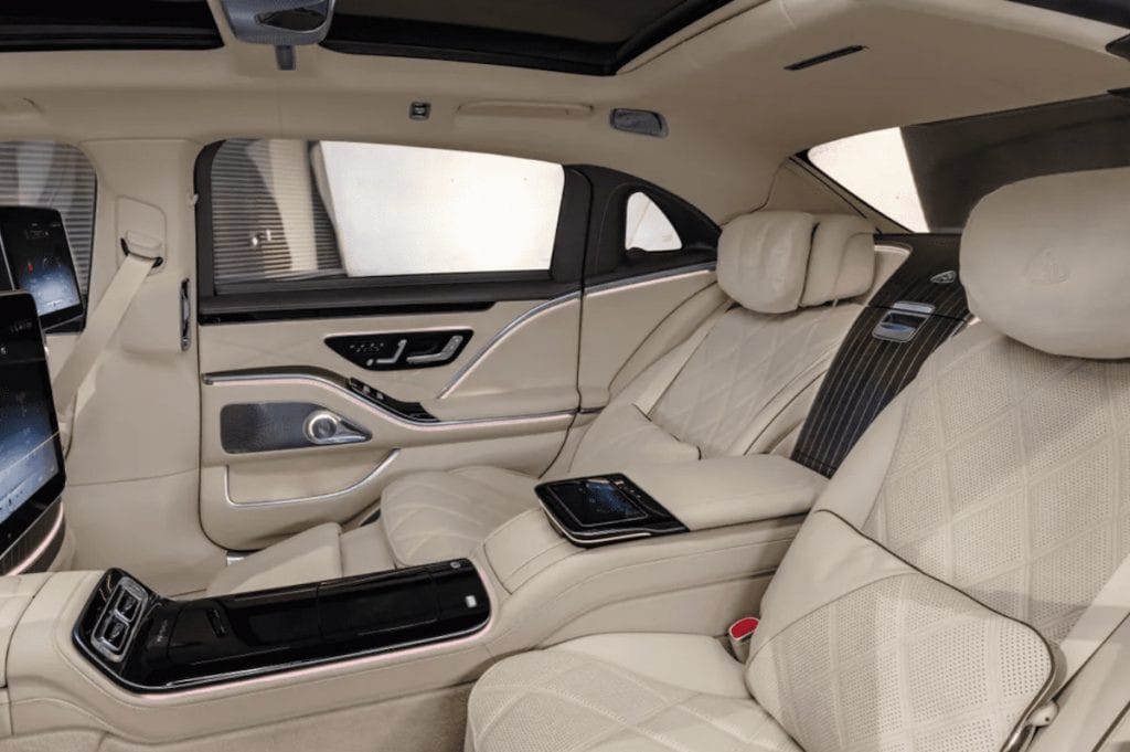 Ghế thương gia hàng sau của Maybach S680 với tựa lưng ngả sâu, chức năng massage và đệm chân mở rộng, mang lại sự thoải mái tối đa