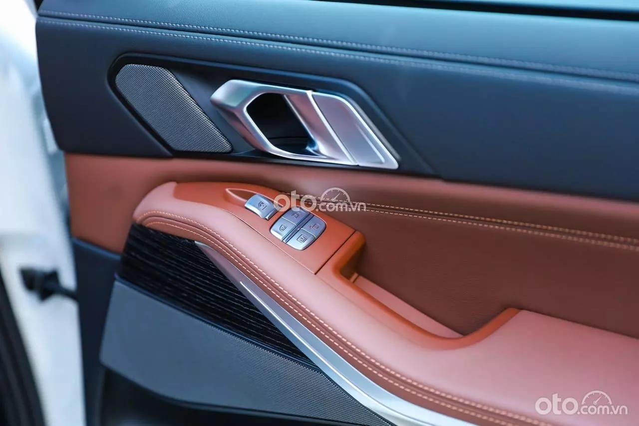 Ghế xe BMW X7 bọc da Merino cao cấp tích hợp chức năng chỉnh điện và massage, nâng cao sự tiện nghi.