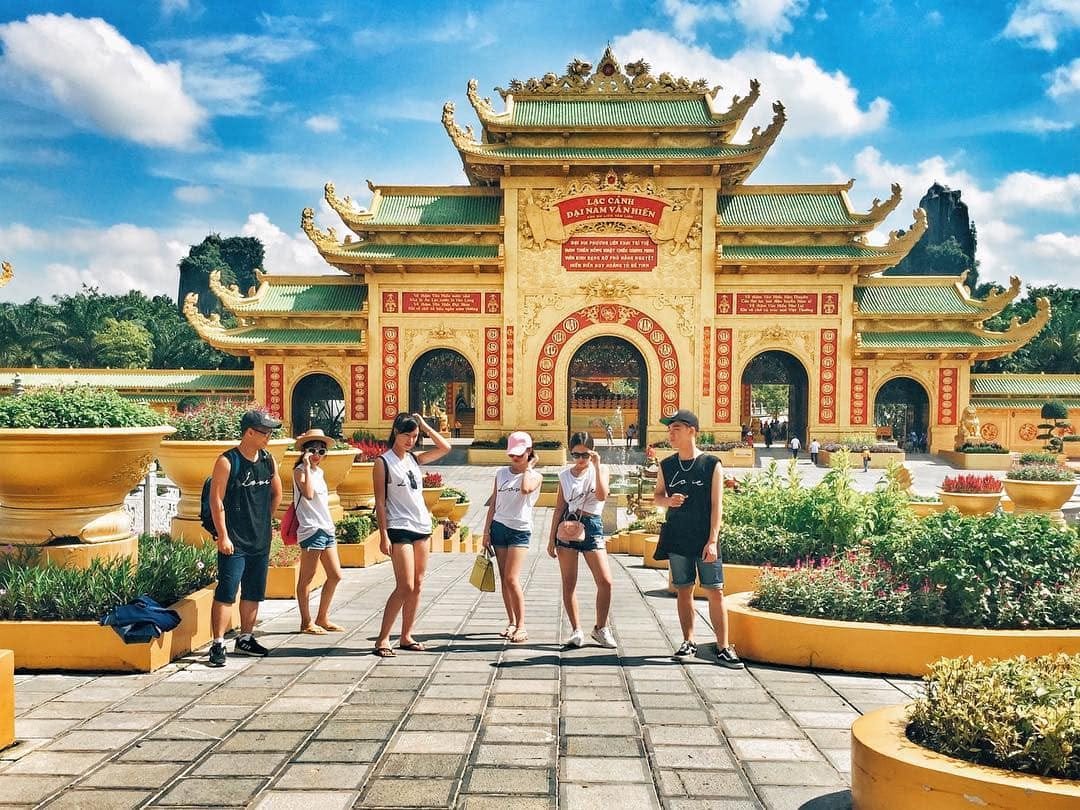 Gia đình và bạn bè vui vẻ tại khu du lịch Đại Nam vào cuối tuần, nhấn mạnh không gian lý tưởng cho các hoạt động giải trí và trải nghiệm vé vào Đại Nam.