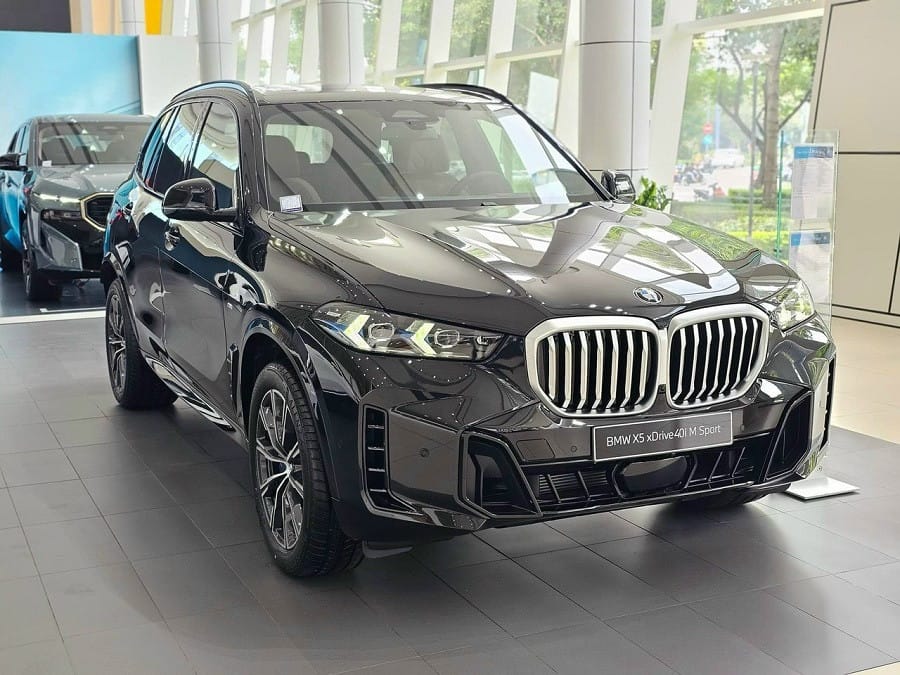 Giá xe BMW X5 M Sport màu đen với thiết kế thể thao mạnh mẽ