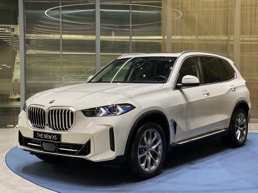 Giá xe BMW X5 Xline LCI 2025 màu trắng trong showroom
