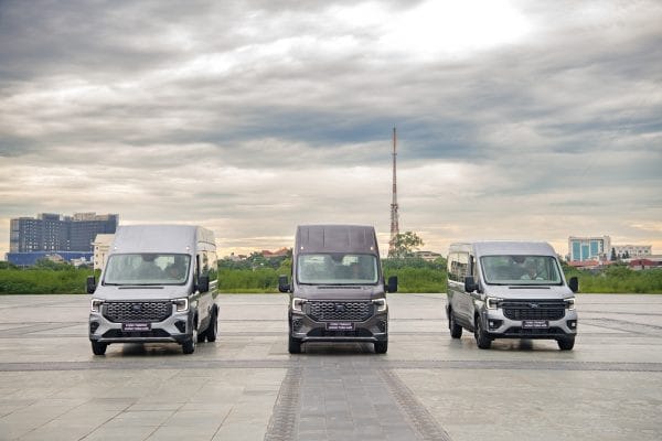 Gia xe Ford Transit phía trước