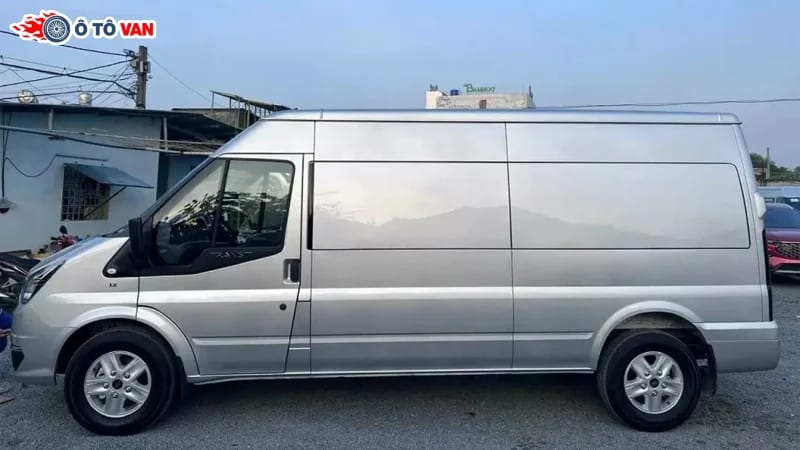 Giá xe tải van Ford Transit 6 chỗ và 3 chỗ được niêm yết tại đại lý