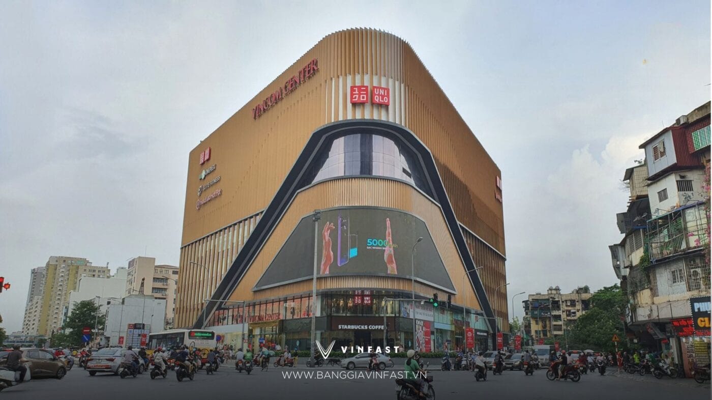 Gian hàng xe điện Vinfast tại Vincom Phạm Ngọc Thạch, Đống Đa